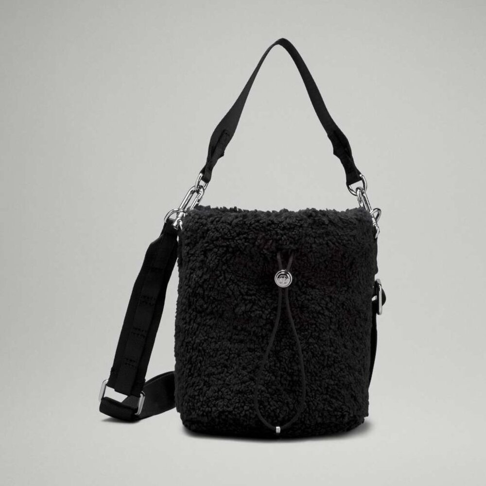 NWT, Lululemon Crossbody Fleece Bucket Bag 2.5L, Black - Silver Hardware